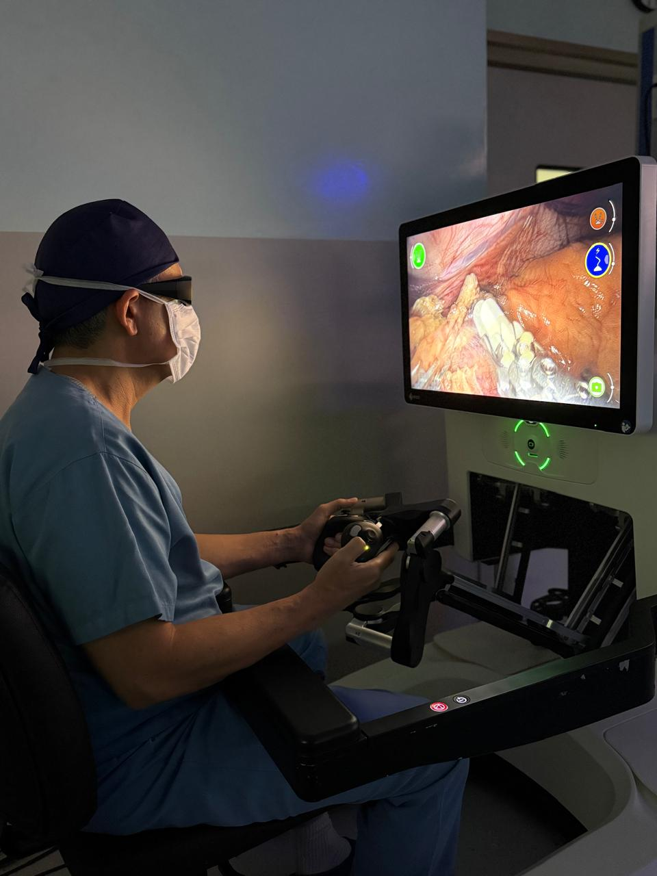Cirurgião operando em console robótico